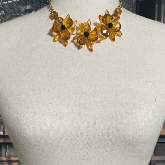 KATE SPADE • Blooming Brilliant Resin Gold Necklace - Picture 3 of 4